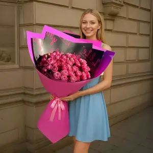 Огромный букет из малиновых кустовых роз